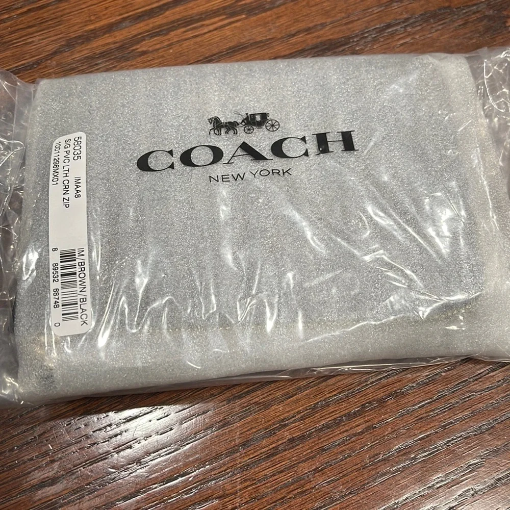 Coach corner zip